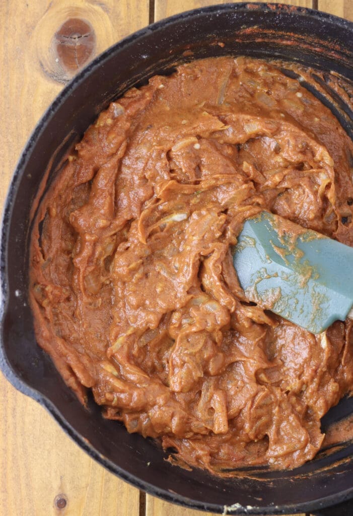 Preparing the final sauce with two tablespoons of buckwheat flour, paprika powder and tomato sauce.